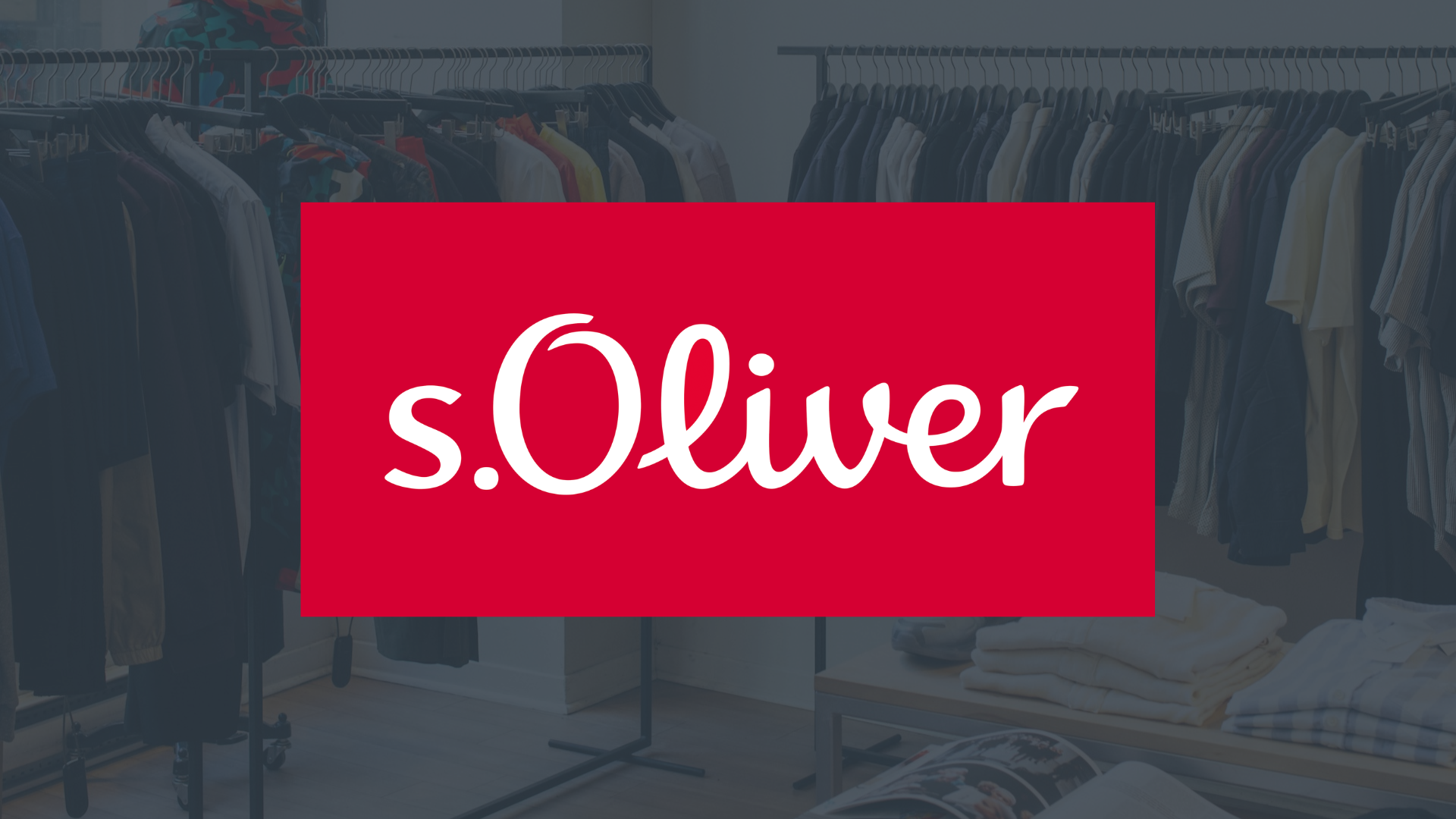 Logo der s.Oliver Group vor einer Kleiderstange